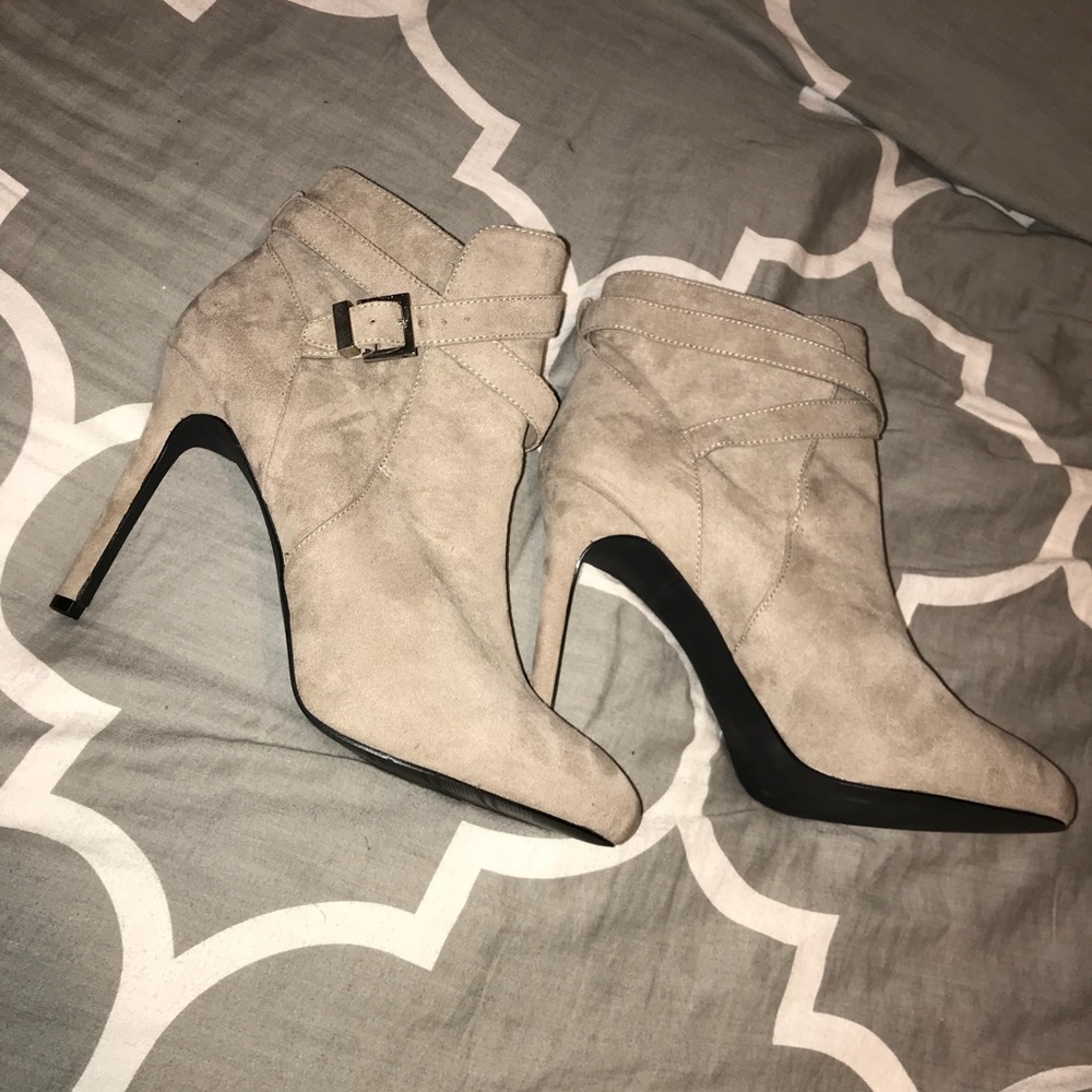 High heel- ankle high
